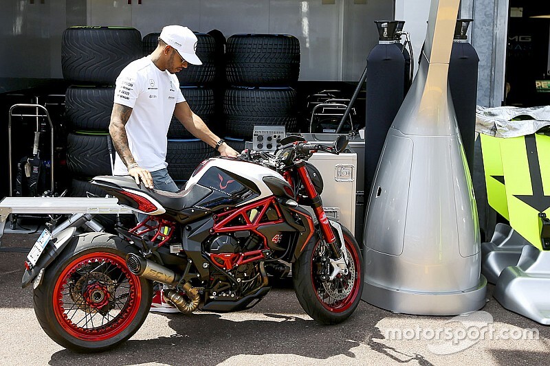 Hamilton szakértő segítséggel készül a valenciai MotoGP-tesztre