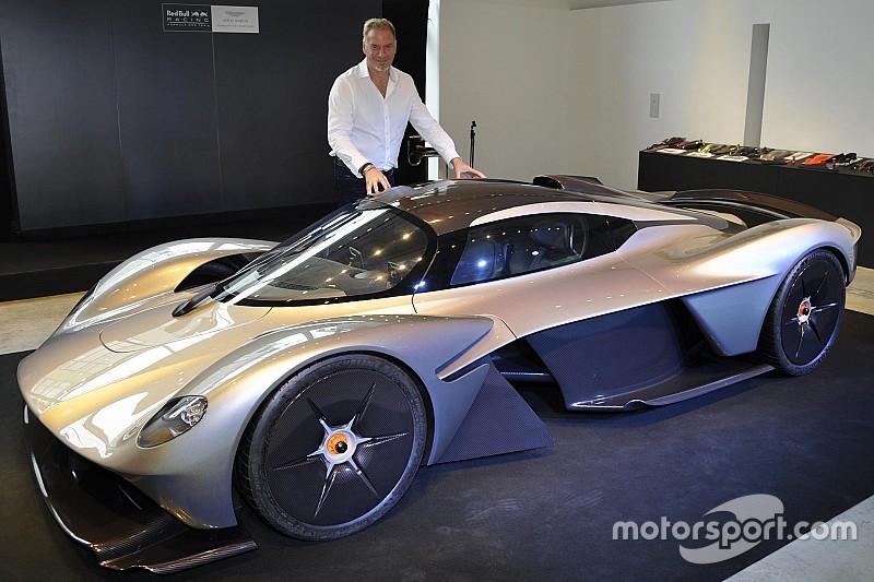 まるでウイングカー。アストンマーチン・ヴァルキリーが日本初公開