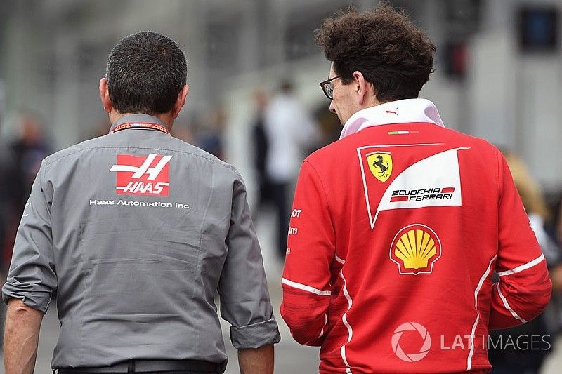 Mattia Binotto, jefe técnico de Ferrari y Guenther Steiner, Haas F1 Team Principal