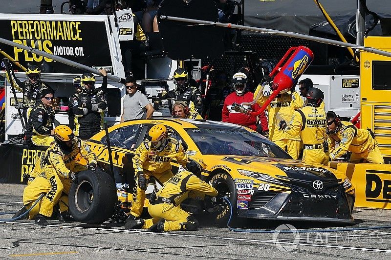 Matt Kenseth, Joe Gibbs Racing Toyota pit stop