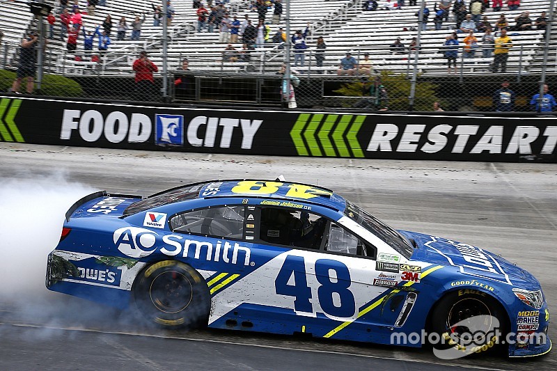 NASCAR in Bristol: Jimmie Johnson gewinnt Montagsrennen