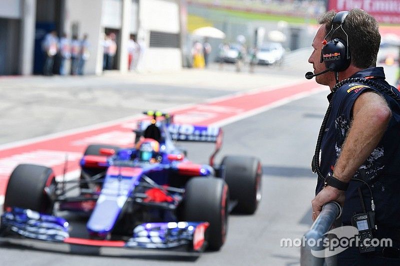 Christian Horner, Team Principal Red Bull Racing et Carlos Sainz Jr., Scuderia Toro Rosso STR12