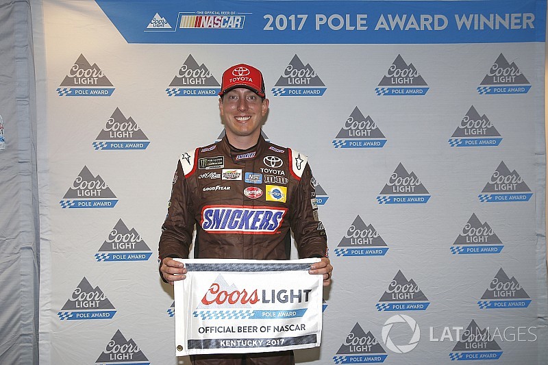 Kyle Busch conquista la pole in Kentucky in una sessione ridotta