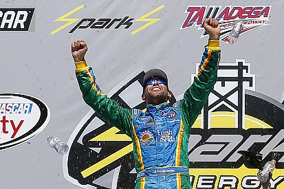 Aric Almirola triunfa en la accidentada carrera en Talladega