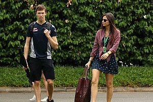Namorada de Kvyat, Kelly Piquet anuncia gravidez por redes sociais