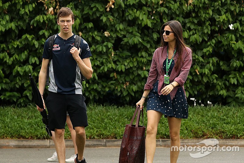 Namorada de Kvyat, Kelly Piquet anuncia gravidez por redes sociais
