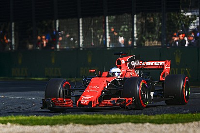 McLaren replica ad Alonso: la MCL32 decima con i danni di inizio GP!