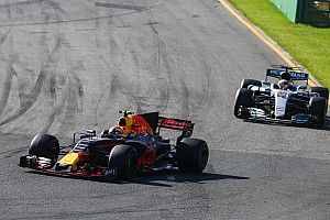 Hamilton pitstop lebih awal karena kesulitan dengan ban