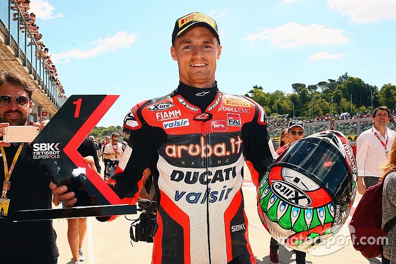 Davies gana en Imola una carrera acortada por un accidente de Laverty