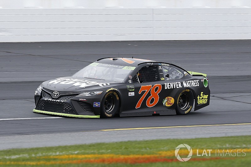 Truex gana la etapa 1 en New Hampshire