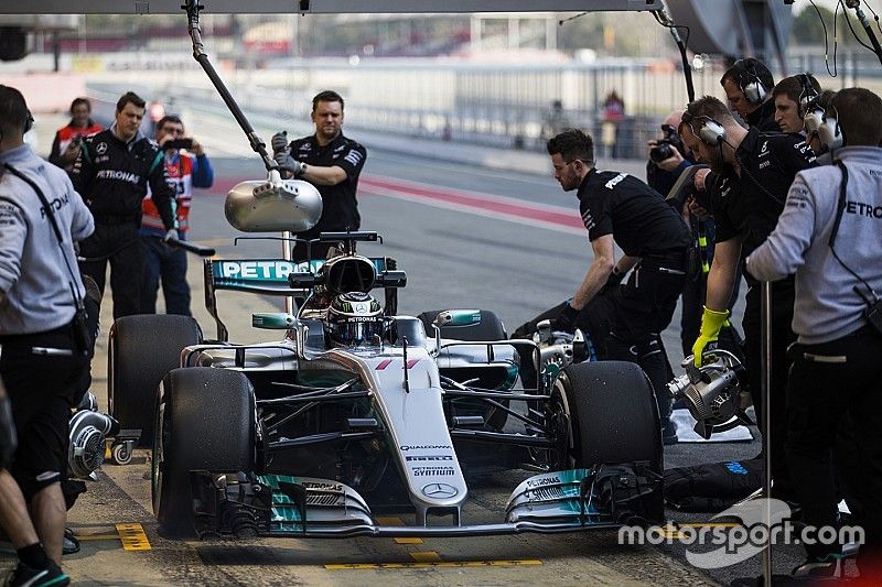 Valtteri Bottas, Mercedes AMG F1, para en el pitlane