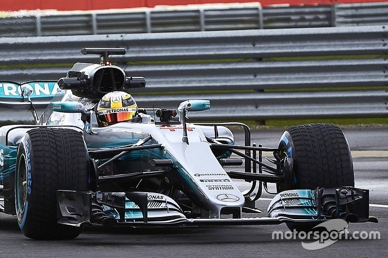 Mercedes faz dia de filmagem com carro 2017 em Silverstone
