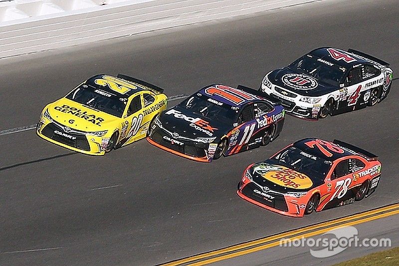 Matt Kenseth, Joe Gibbs Racing Toyota, Denny Hamlin, Joe Gibbs Racing Toyota, Martin Truex Jr., Furniture Row Racing Toyota 