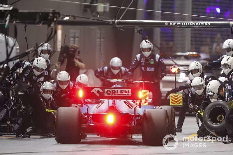Robert Kubica, Williams FW42, makes a pit stop