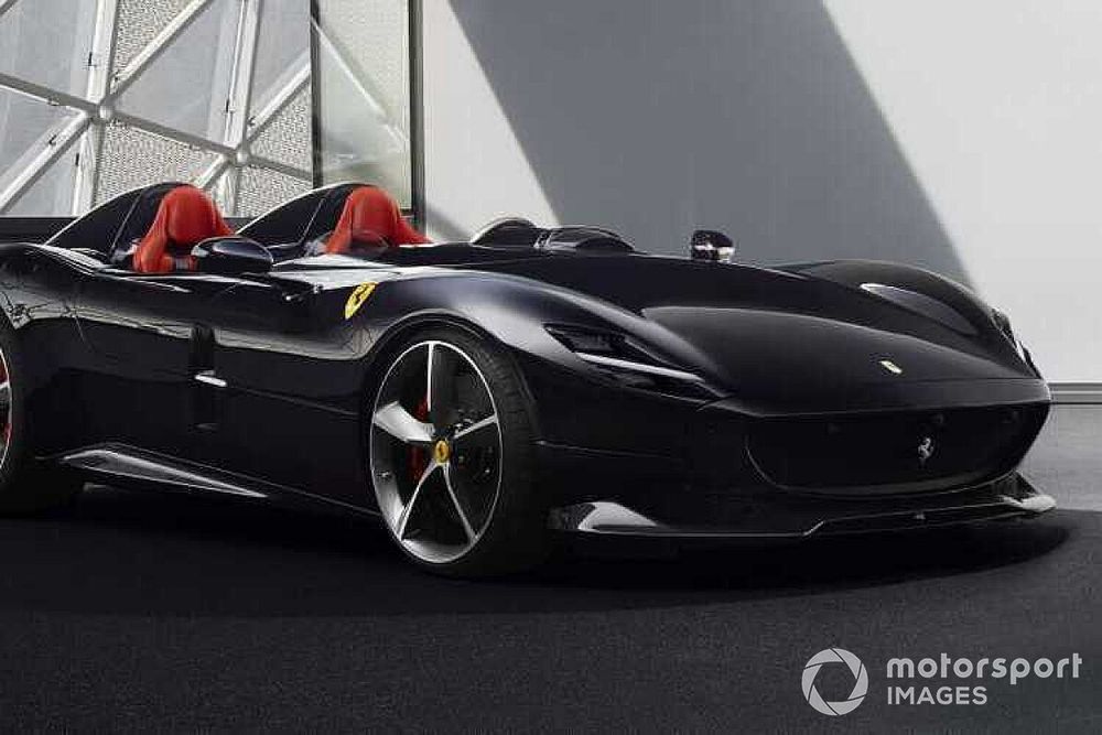 Cristiano Ronaldo beugrott a Ferrarihoz, és ha már ott volt, a versenyzőknek is vitt ajándékot
