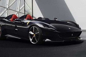 Cristiano Ronaldo beugrott a Ferrarihoz, és ha már ott volt, a versenyzőknek is vitt ajándékot