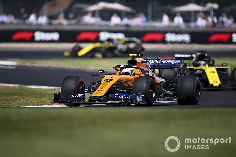 Lando Norris, McLaren MCL34, voor Daniel Ricciardo, Renault F1 Team R.S.19