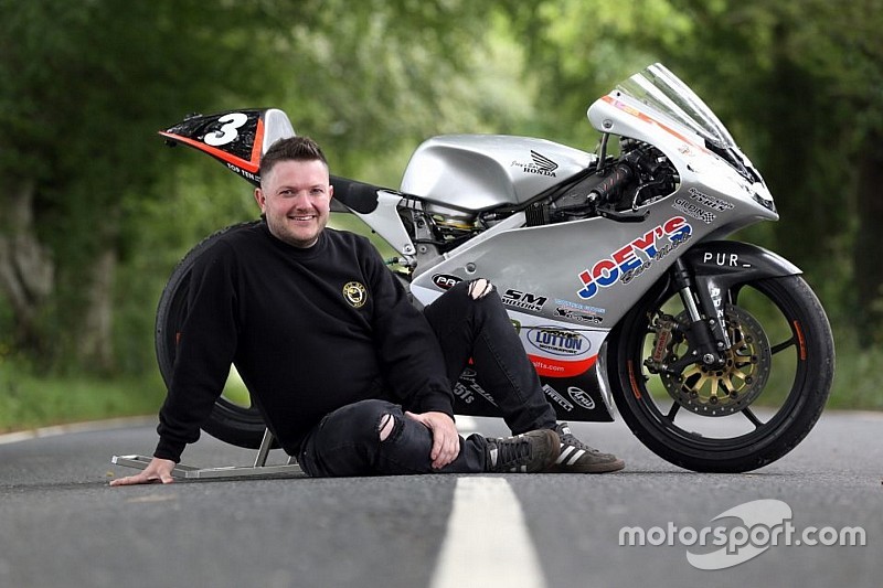 Ulster GP: Gary Dunlop sulla moto di Joey per commemorare l'ultima vittoria del padre