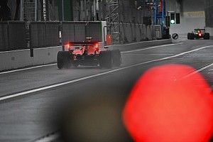 Leclerc roba a Sainz la primera posición de una FP1 accidentada