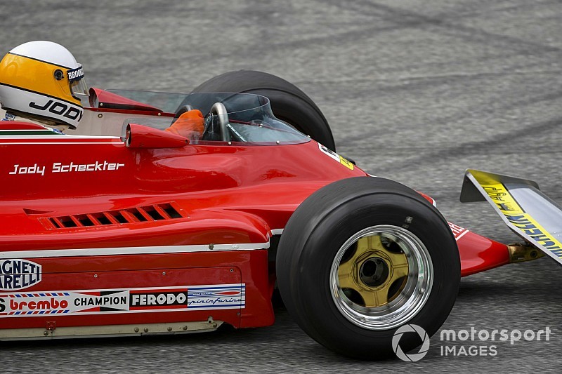 Micsoda pillanat?! 40 év után újra pályán Scheckter Monzában az F1-es Ferrarival