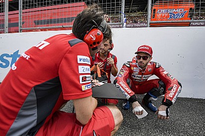 Dovizioso emeli kalapját Marquez előtt