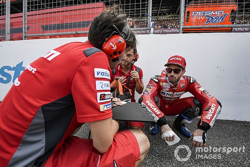 Dovizioso emeli kalapját Marquez előtt