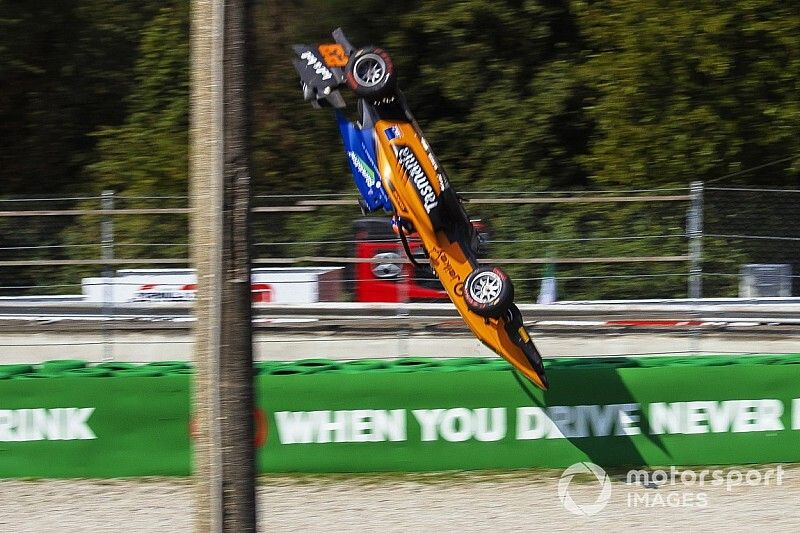 Peroni subastará su casco de su accidente para financiarse