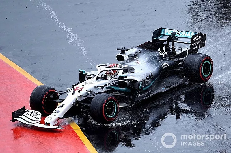 Lewis Hamilton, Mercedes AMG F1 W10, sort de la piste