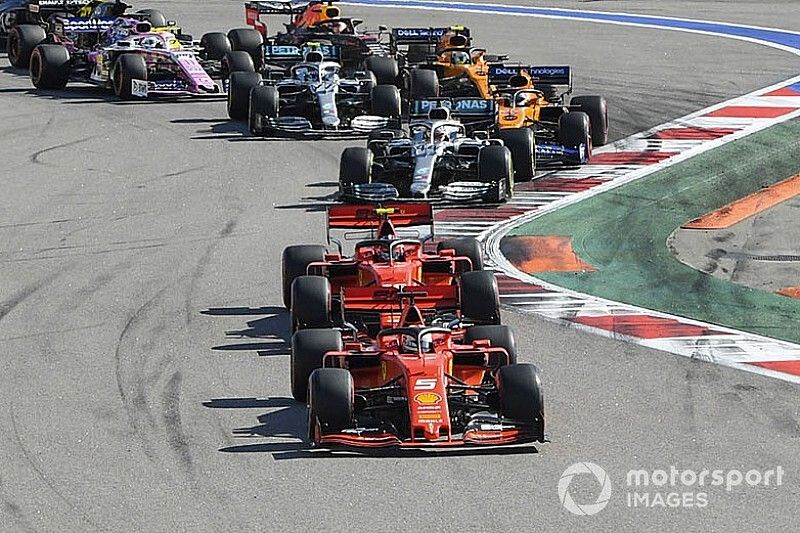 Sebastian Vettel, Ferrari SF90, precede Charles Leclerc, Ferrari SF90, Lewis Hamilton, Mercedes AMG F1 W10, Carlos Sainz Jr., McLaren MCL34, Valtteri Bottas, Mercedes AMG W10, Lando Norris, McLaren MCL34 e il resto delle auto all'inizio della gara