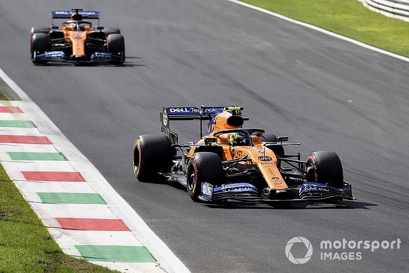 Lando Norris, McLaren MCL34, voor Carlos Sainz Jr., McLaren MCL34