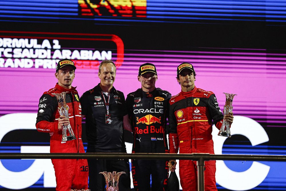 Charles Leclerc, Ferrari, segundo; Paul Monaghan, ingeniero jefe de Red Bull Racing; Max Verstappen, Red Bull Racing, ganador; Carlos Sainz Jr., Ferrari, tercero, en el podio