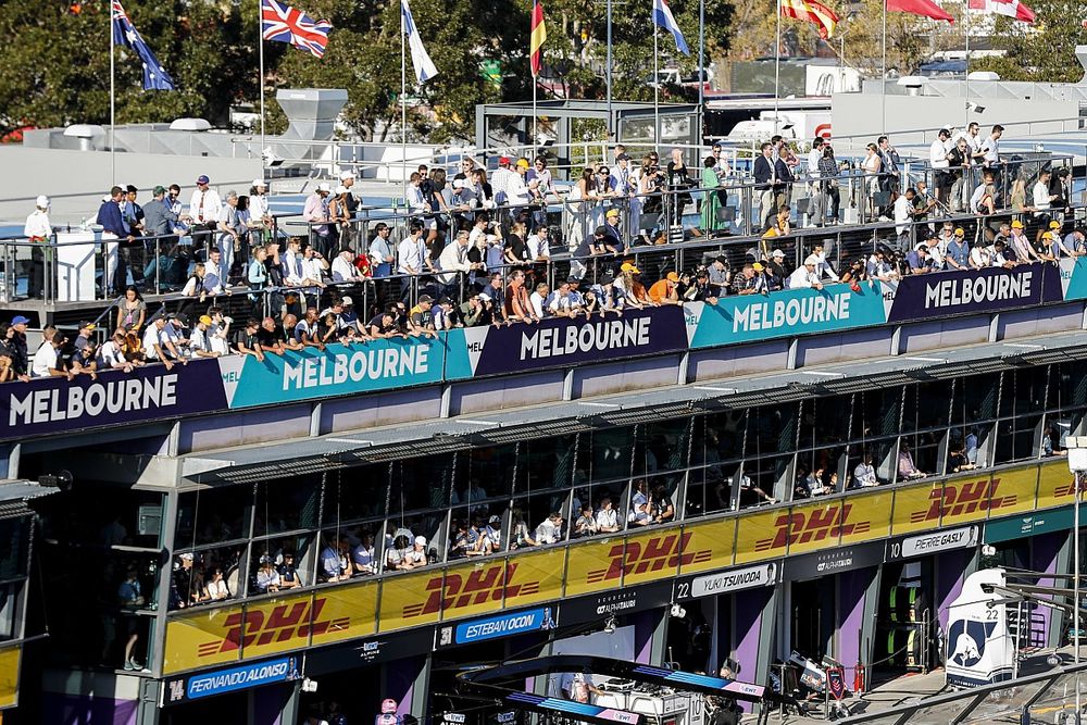 Los aficionados en la tribuna del paddock