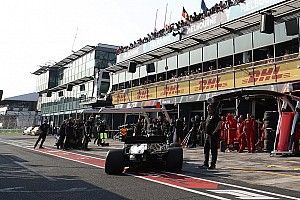 В Mercedes объяснили причины раннего пит-стопа Хэмилтона