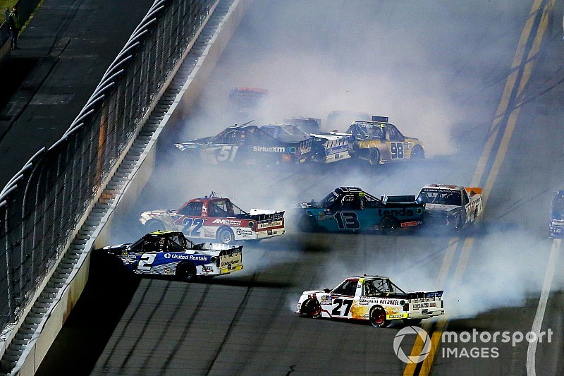 GALERI: Balapan NASCAR Truck penuh insiden
