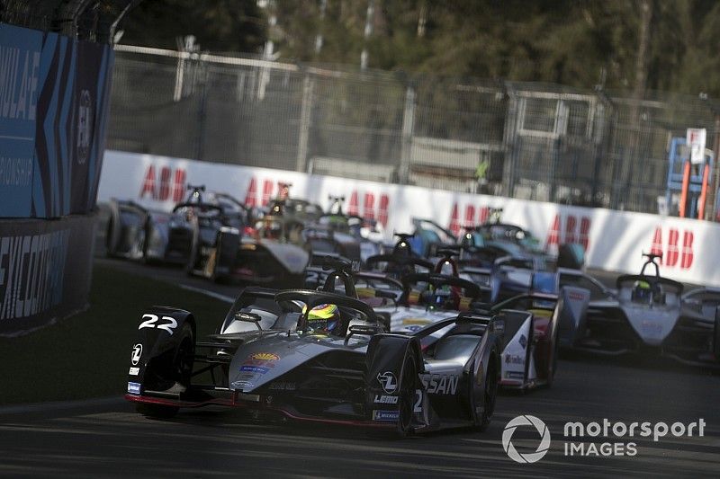 Oliver Rowland, Nissan e.Dams, Nissan IMO1 leads Lucas Di Grassi, Audi Sport ABT Schaeffler, Audi e-tron FE05 