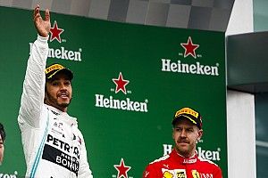 «Ferrari не может реализовать свой потенциал». Хэмилтон нашел причину неудач конкурентов