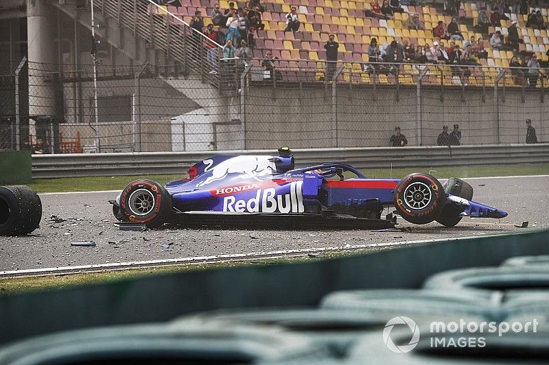 Alexander Albon, Toro Rosso STR14 crashes