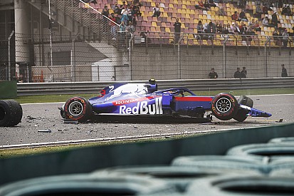Videón Albon brutális becsapódása a Kínai Nagydíjról a Toro Rossóval