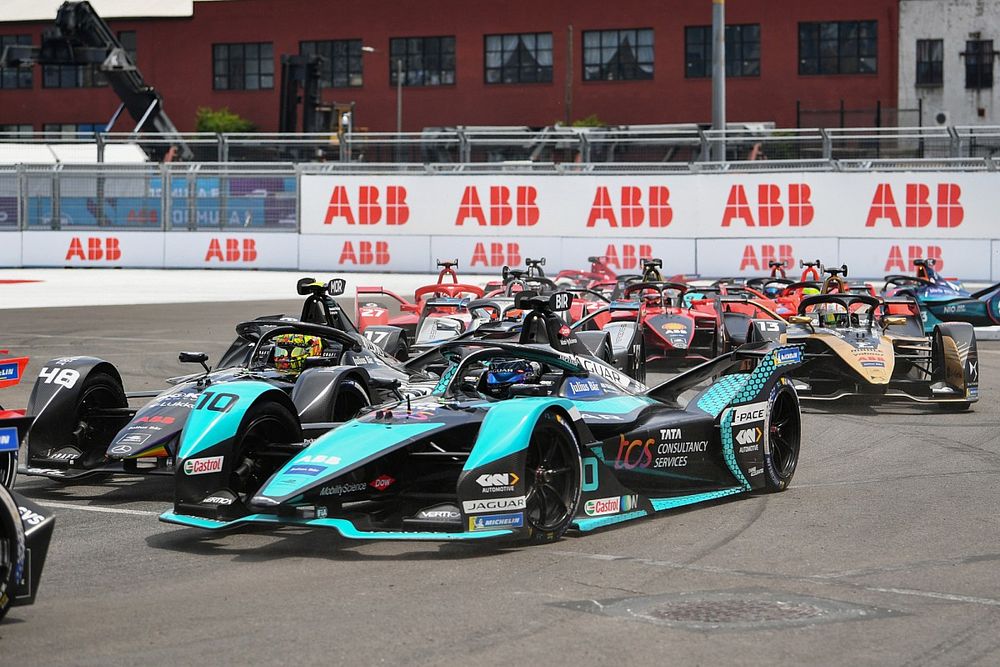 Sam Bird, Jaguar Racing, Jaguar I-TYPE 5, Edoardo Mortara, Venturi Racing, Silver Arrow 02, Nyck de Vries, Mercedes-Benz EQ, EQ Silver Arrow 02, the remainder of the field on the opening lap