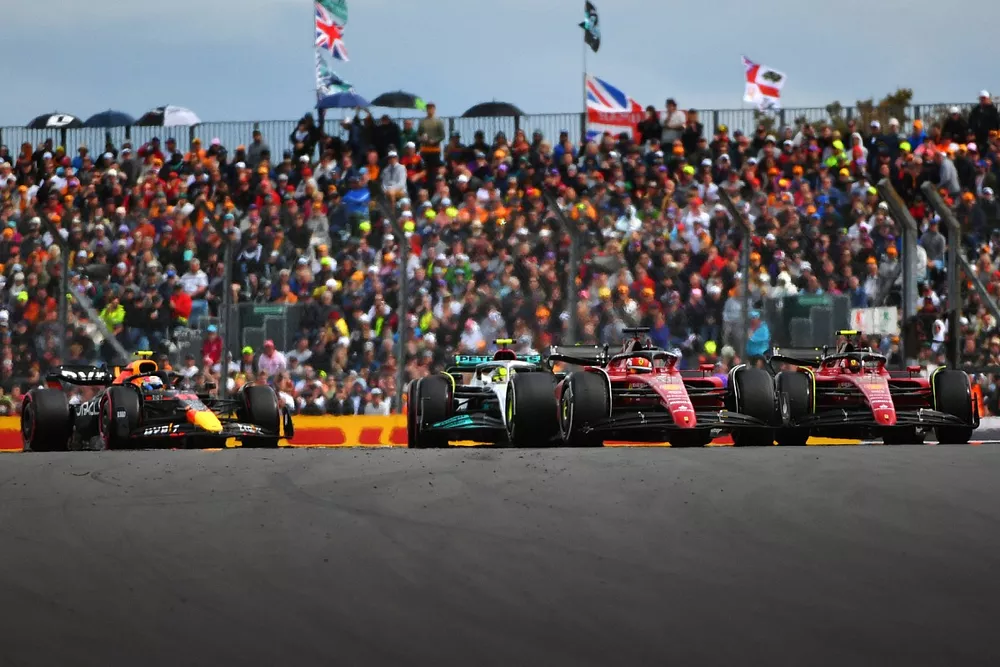 Charles Leclerc, Ferrari F1-75, Carlos Sainz, Ferrari F1-75, con Sergio Pérez, Red Bull Racing RB18, Lewis Hamilton, Mercedes W13, pelean por posición