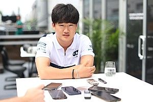 角田裕毅がチームの公式ポッドキャストに登場。カナダの地元グルメを10点満点で斬る!