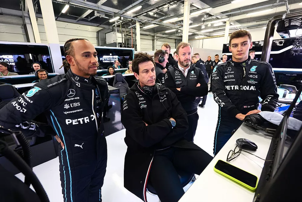 Lewis Hamilton, Mercedes-AMG, George Russell, Mercedes-AMG, con Toto Wolff, director del equipo y consejero delegado de Mercedes AMG
