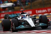 Russell no entiende por qué Ferrari usó la goma dura con Leclerc