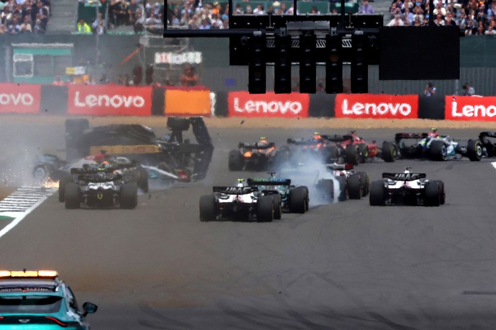Bandera roja en Silverstone por un fuerte accidente de Zhou Guanyu