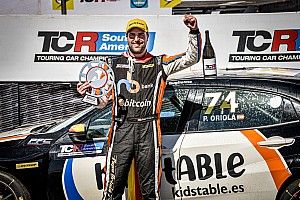Pepe Oriola sobe no pódio atrás de Fabricio Pezzini e é campeão do TCR South America