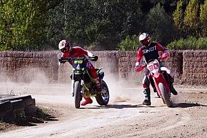 Ketika Mario Aji Latihan Dirt Track Bareng Takaaki Nakagami