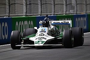 Une Williams FW07 en piste en hommage à Frank Williams