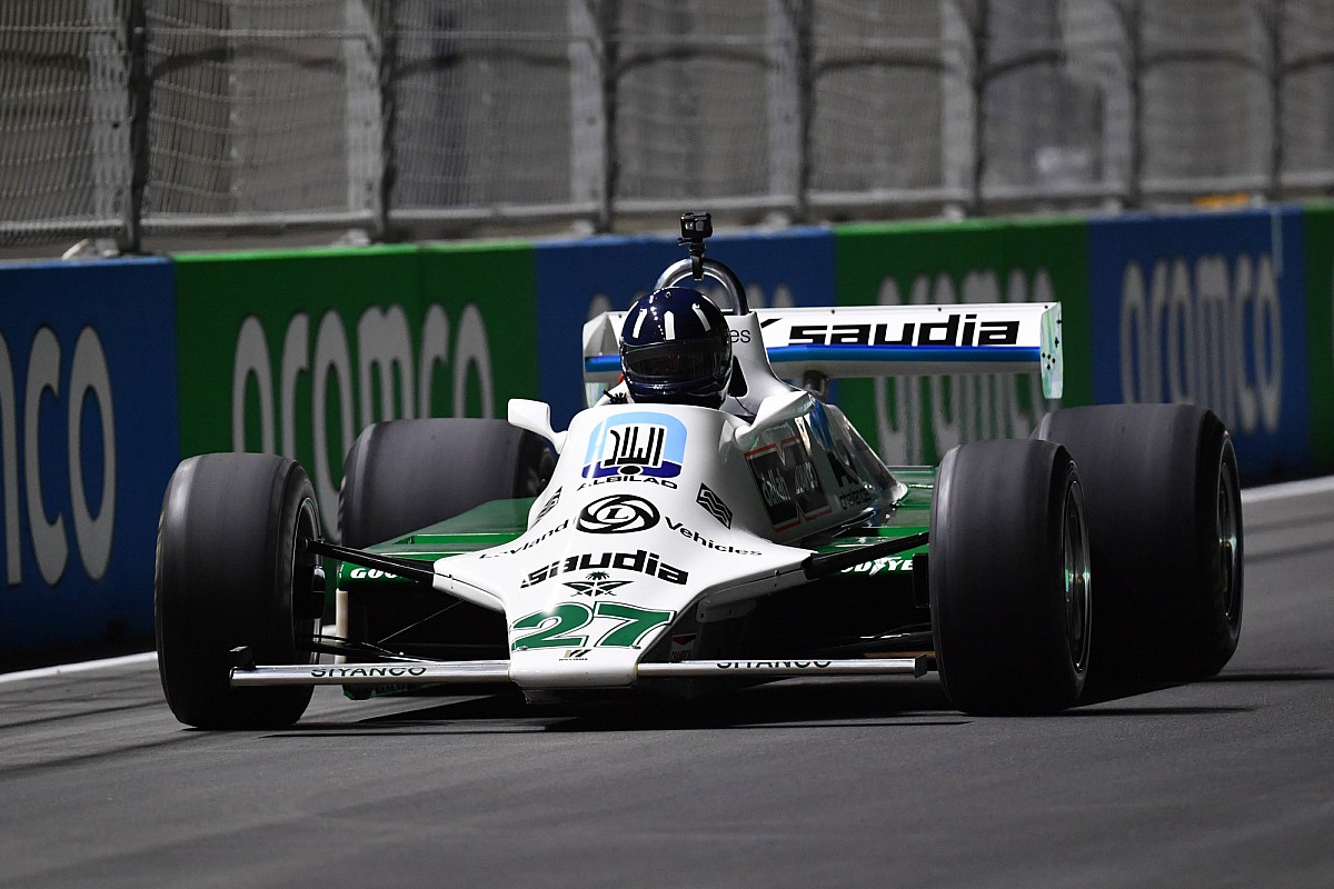 Une Williams W07 en piste en hommage à Frank Williams