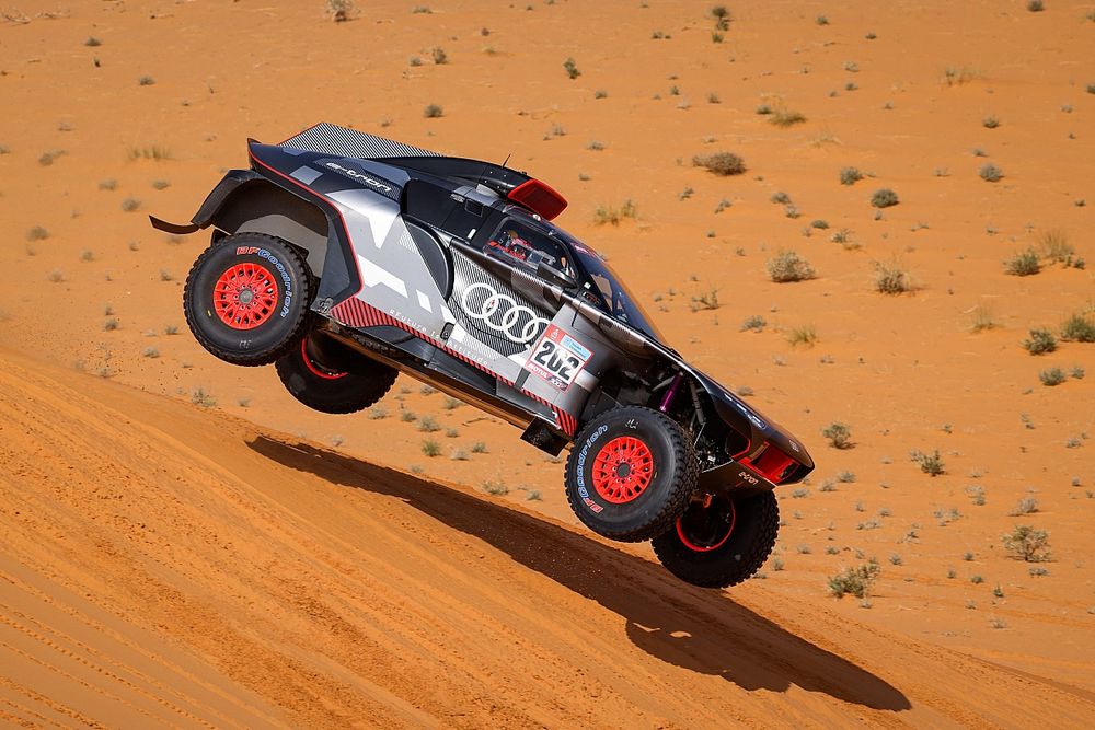 Amortisseur cassé pour Sainz, Peterhansel en bon samaritain