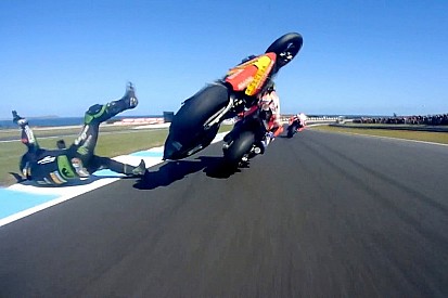 Vídeo: el escalofriante choque entre Zarco y Márquez a 300 por hora